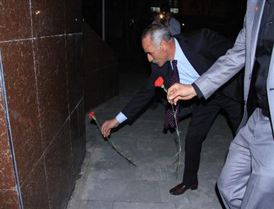 Ardahan Chp İl Yönetimi Atatürk Anıtı’na Çiçek Bıraktı
