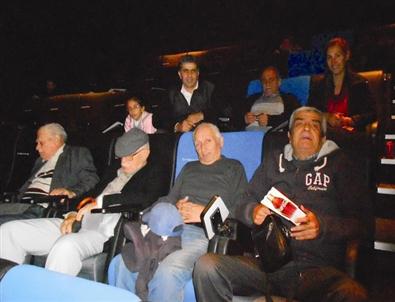 Selçuk'taki Huzurevi Sakinleri Sinemada