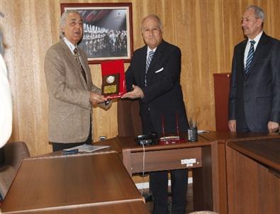 Kaymakam Boyacı'dan Selçuk Gönüllüleri Derneği'ne Plaket