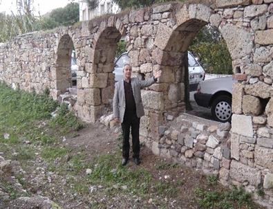 (özel Haber) Foça'nın Tarihi Su Kemerleri İlgi Bekliyor