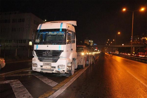 Damperli kamyon üst geçide takıldı