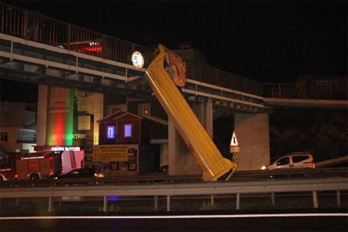 Damperli kamyon üst geçide takıldı