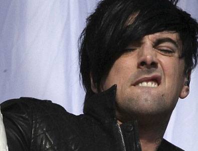 Ünlü Şarkıcı 'Bebek Tecavüzcüsü' Çıktı!