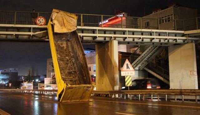 Damperli kamyon üst geçide takıldı