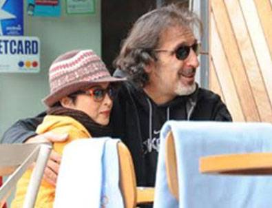 Cem Özer sevgilisiyle sarmaş dolaş