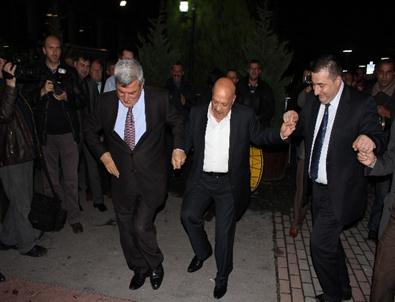 Sözleşme Töreninde Başkanlar Halay Çekti