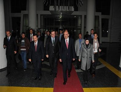 Bakan Müezzinoğlu Akü’yü Ziyaret Etti