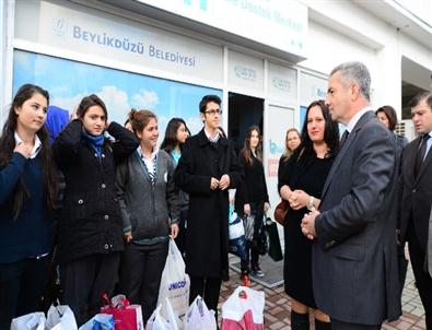 Öğrencilerden Badem'e Giysi Yardımı