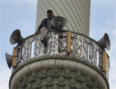 Belediye İşçisi Minareye Çıkıp İntihara Kalkıştı