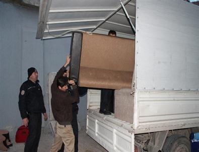 Kanepe’nin Altından Kaçak Sigara Çıktı