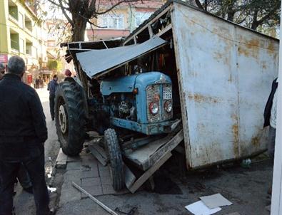 Traktör Dükkana Girdi