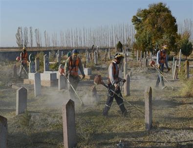 İlçe ve Beldelerdeki 529 Mezarlıkta Düzenleme Çalışması