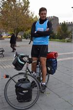 Kuzeninin Kas Hastalığına Dikkat Çekmek İçin Bisikletle Dünya Turu Yapıyor