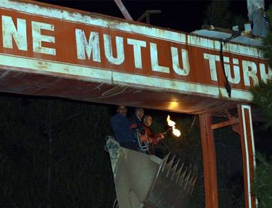 'Ne Mutlu Türküm Diyene' levhası kaldırıldı