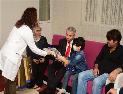 Başkan Uzun, Lösemili Çocukları Evlerinde Ziyaret Etti