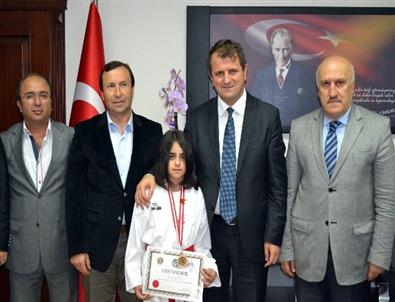 Genel Sekreter Başarılı Sporcuyu Ödüllendirdi