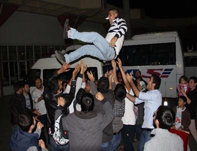 (özel Haber) Askerlik 12 Aya İndi, Otogarda İzdiham Oldu