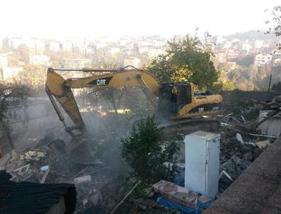 Evi Yıkılan Yaşlı Kadının Gözyaşları