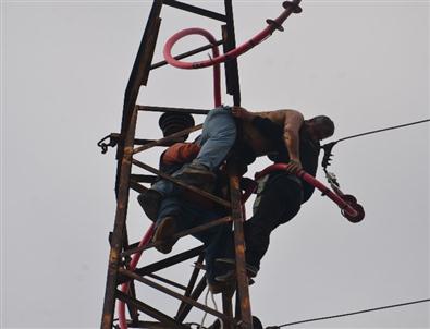 31 Bin 500 Volt Elektrik Akımına Kapılan İşçi 18 Metrede Asılı Kaldı