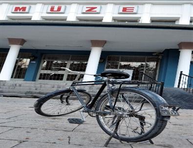 (özel Haber) 'resmi'Plakalı 40 Yıllık Bisiklet, Devlet Hizmetinde