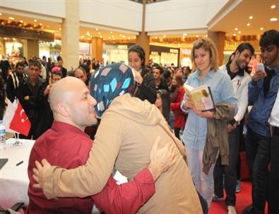 Ünlü Yazar Kahraman Tazeoğlu Şanlıurfa'da Kitaplarını İmzaladı