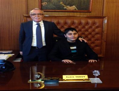 Görme Engelli Arat, Sadık Yakut'un Koltuğuna Oturdu