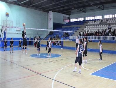 Genç Erkekler ve Kızlar Voleybol Turnuvası Sona Erdi