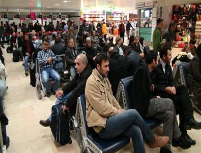 Kar Yağışı Uçak Yolcularını Perişan Etti