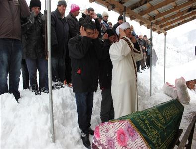 Cenazeyi Kar Altında Defnettiler