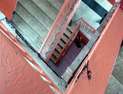 Okulun 5. Katından Merdiven Boşluğuna Düşen Öğrenci Ağır Yaralandı