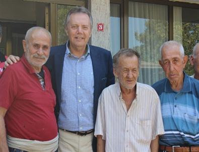 Soğuk Hava Ayvalık’taki Yaşlıları Etkilemiyor