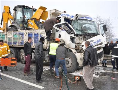 İş Makinesi Taşıyan Tır, Buzlanan Yolda Kaza Yaptı