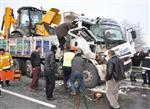 İş Makinesi Taşıyan Tır, Buzlanan Yolda Kaza Yaptı