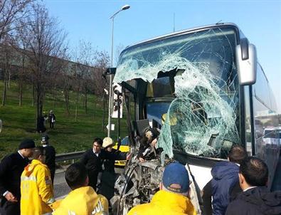 (özel Haber) Şehirlerarası Yolcu Otobüsü İle Hafriyat Kamyonu Çarpıştı Açıklaması