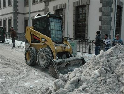 Erzurum'da Belediye Ekiplerinin Karla Mücadele Çalışması