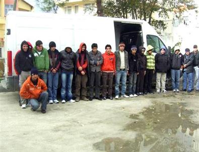 İzmir'de Kaçak Göçmen Operasyonu