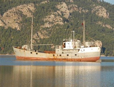 Sahil Güvenlik Karaya Oturan Şüpheli Yük Gemisinde Arama Yaptı