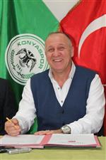 Torku Konyaspor'da Mesut Bakkal İmzayı Attı