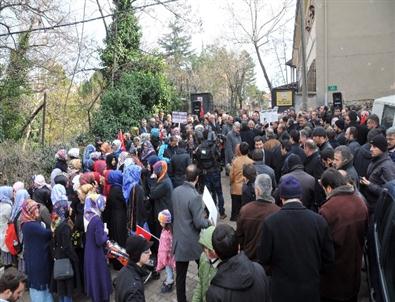 15 Yıl Önce Giremedikleri Okulun Önünde Eylem Yaptılar