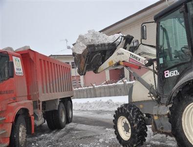 Bağlar’da Kar Temizleme ve Tuzlama Çalışmaları Devam Ediyor