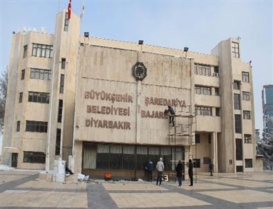 Diyarbakır Büyükşehir Belediyesi’nden Çift Dilli Tabela