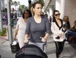 KARDASHİAN - Kim Kardashian artık kızını gizlemiyor