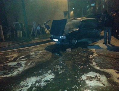 Kırkağaç'ta Park Halindeki Otomobil Alev Alev Yandı