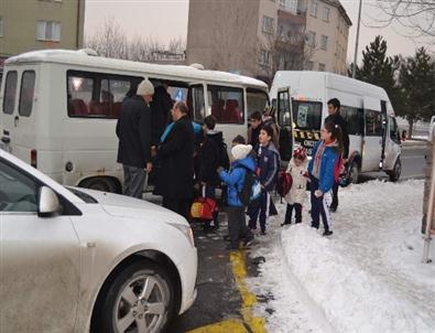 Okul Servisi İle Otomobil Çarpıştı Açıklaması