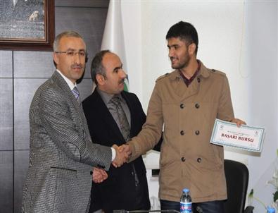 Rteü’den Başarılı Öğrencilere Ayda Bin Tl’lik Burs