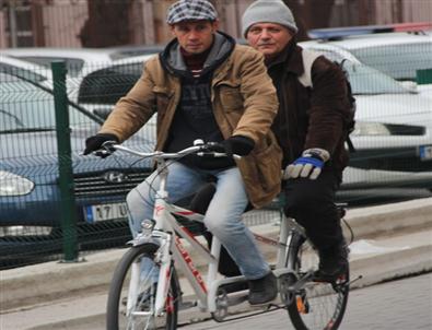 Görmeden Pedal Çevirerek Trafik Canavarına Dikkat Çekiyor