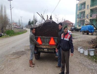 Korkuteli Jandarmadan Traktör Sürücülerine Reflektör Uyarısı