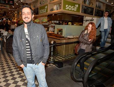 Sarp Apak tuvaleti ararken faka bastı