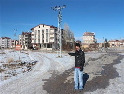 Beyşehir’de Yol Ortasında Kalan Direk Korkutuyor