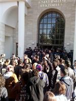 Öğrenciler Rektörlük Binasını İşgal Etti